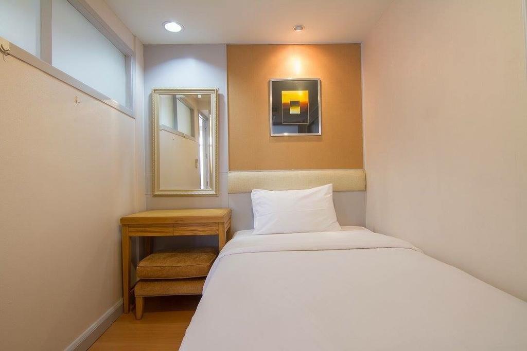 Antique Palace Apartment Bangkok Extérieur photo
